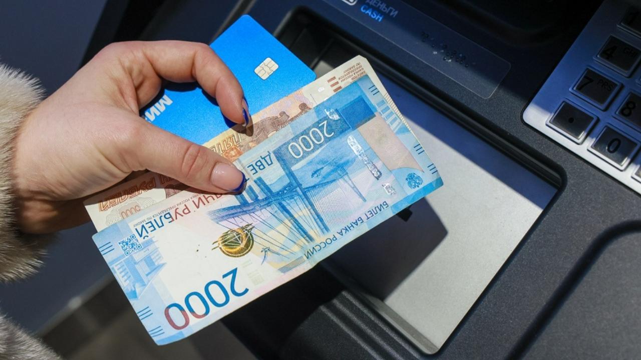 Эксперты выяснили, на что копят россияне