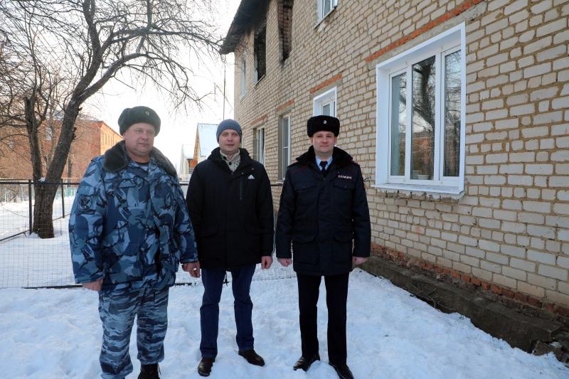 Сотрудники УФСИН, МВД и МЧС спасли людей на пожаре в Мордовии