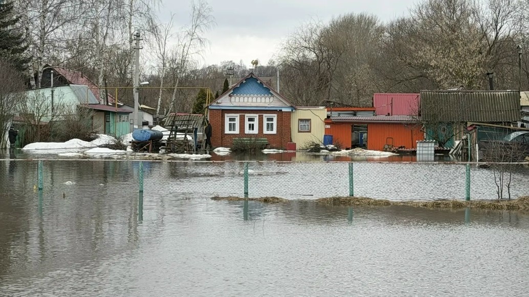 В Александровке и Красном доле вода подошла к жилым домам