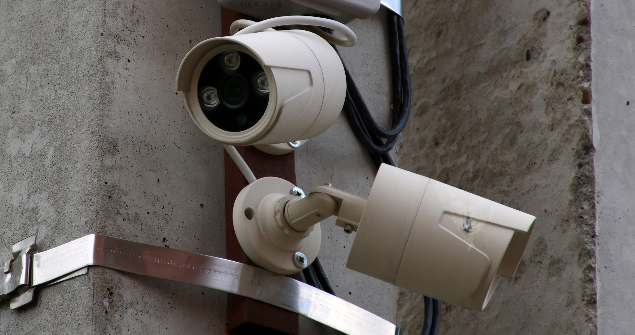 Россиян предупредили о наказании за самовольную установку камер в подъезде 