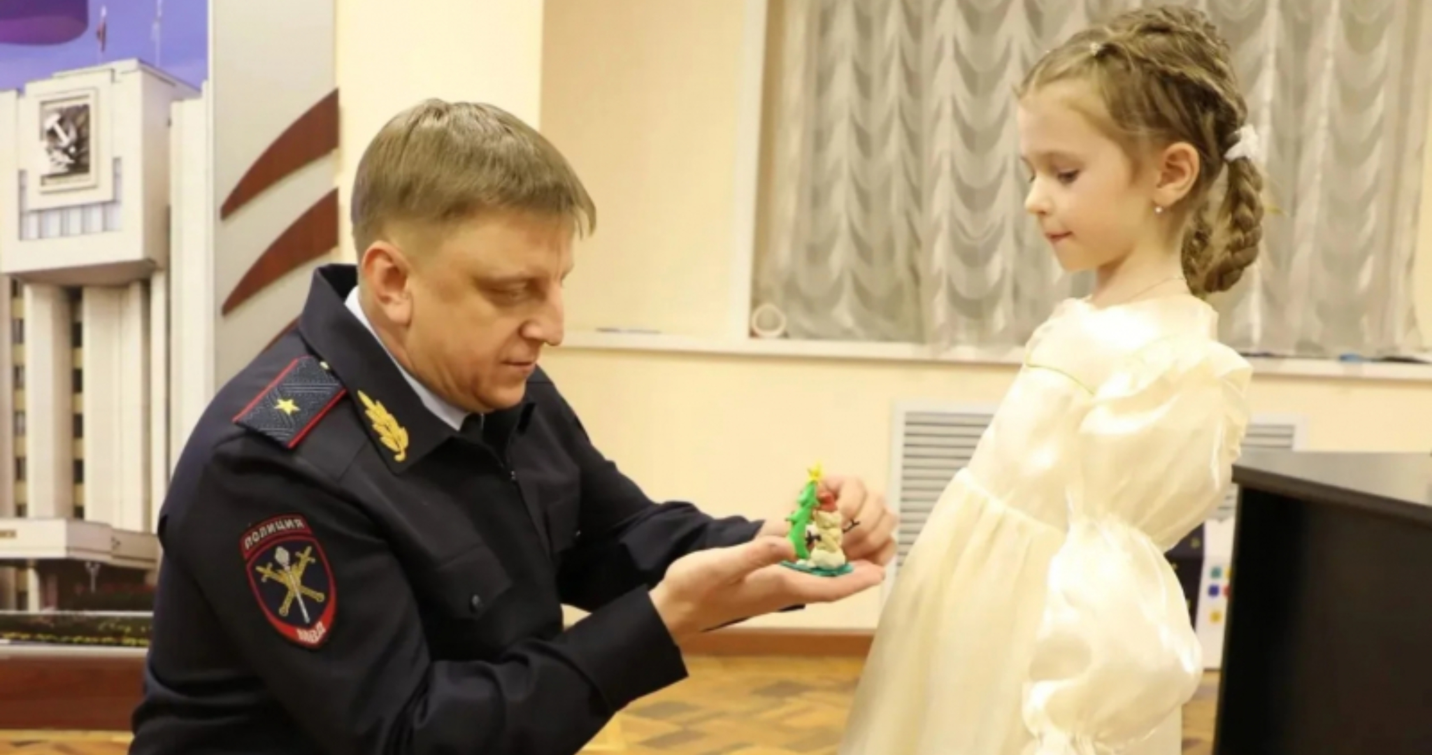 Генерал-майору полиции в Саранске шестилетняя дочь героя подарила снеговичка 