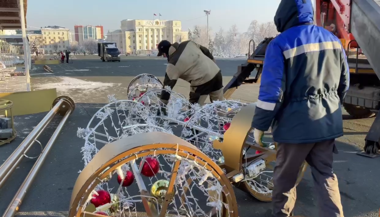 В Саранске начали украшать площади к Новому году