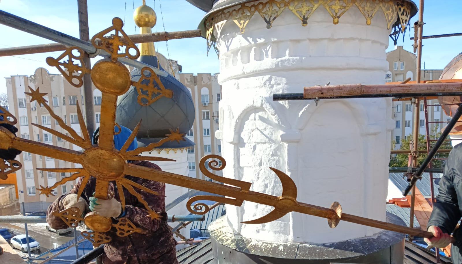 Кресты Старого Собора покрывают новым сусальным золотом