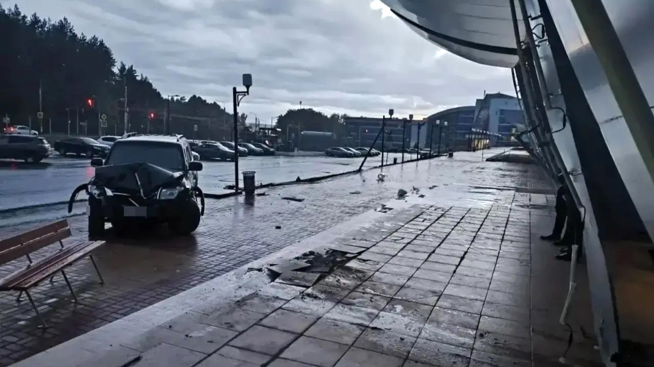 В Саранске водитель внедорожника протаранил здание легкоатлетического манежа и умер