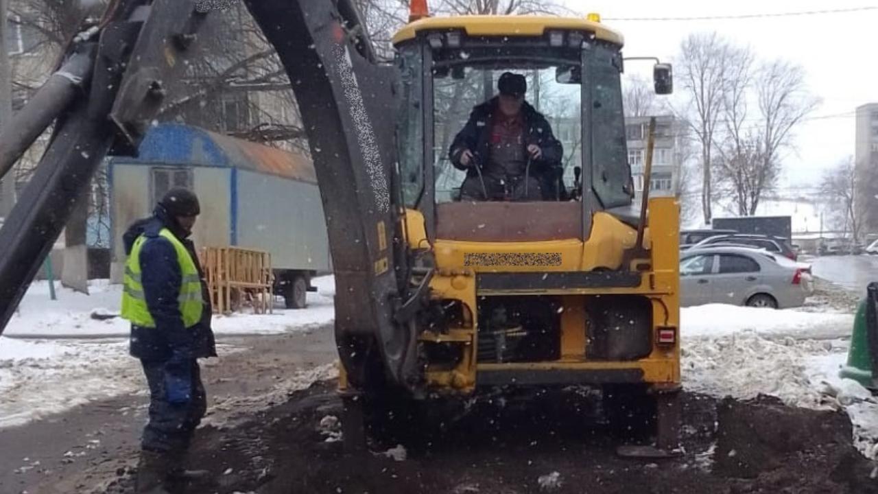 «Саранскгорводоканал» обновляет водопровод по улице А. Лусс