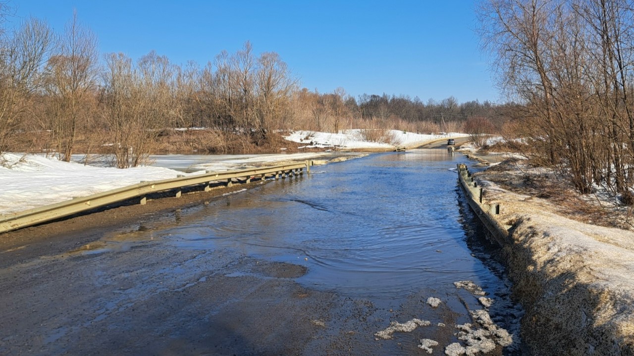 Паводковые воды затопили четыре моста в Мордовии