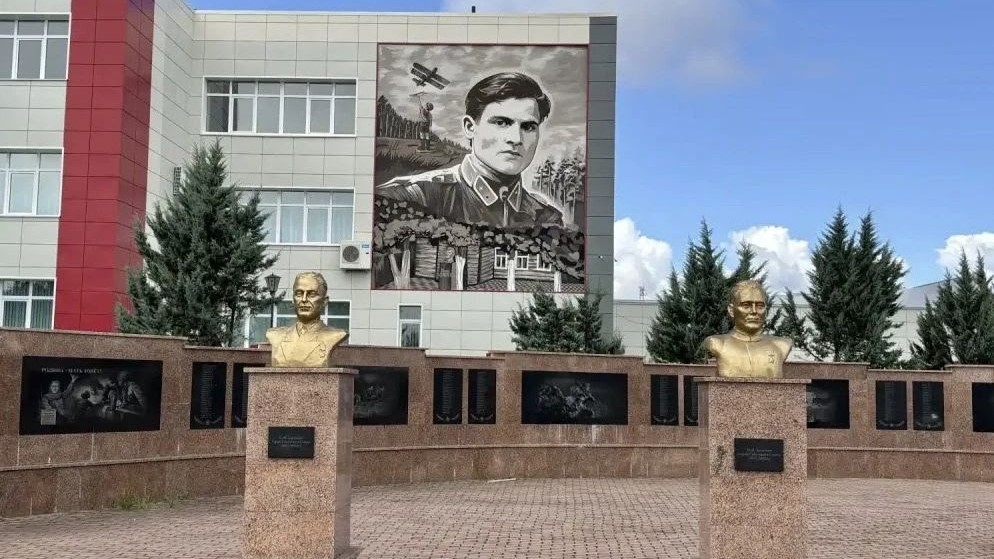 В Торбееве появился мурал в честь Михаила Девятаева