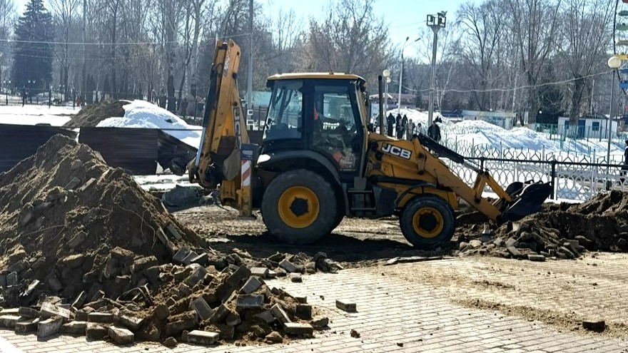 В Саранске на фонтанном спуске демонтируют брусчатку