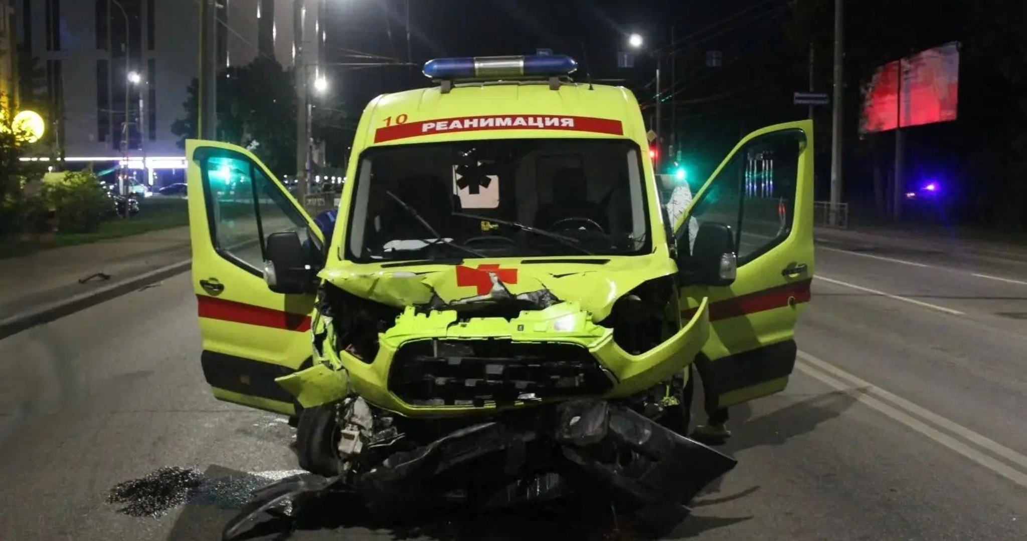 В ДТП с машиной скорой помощи один человек погиб и ещё восемь пострадали 