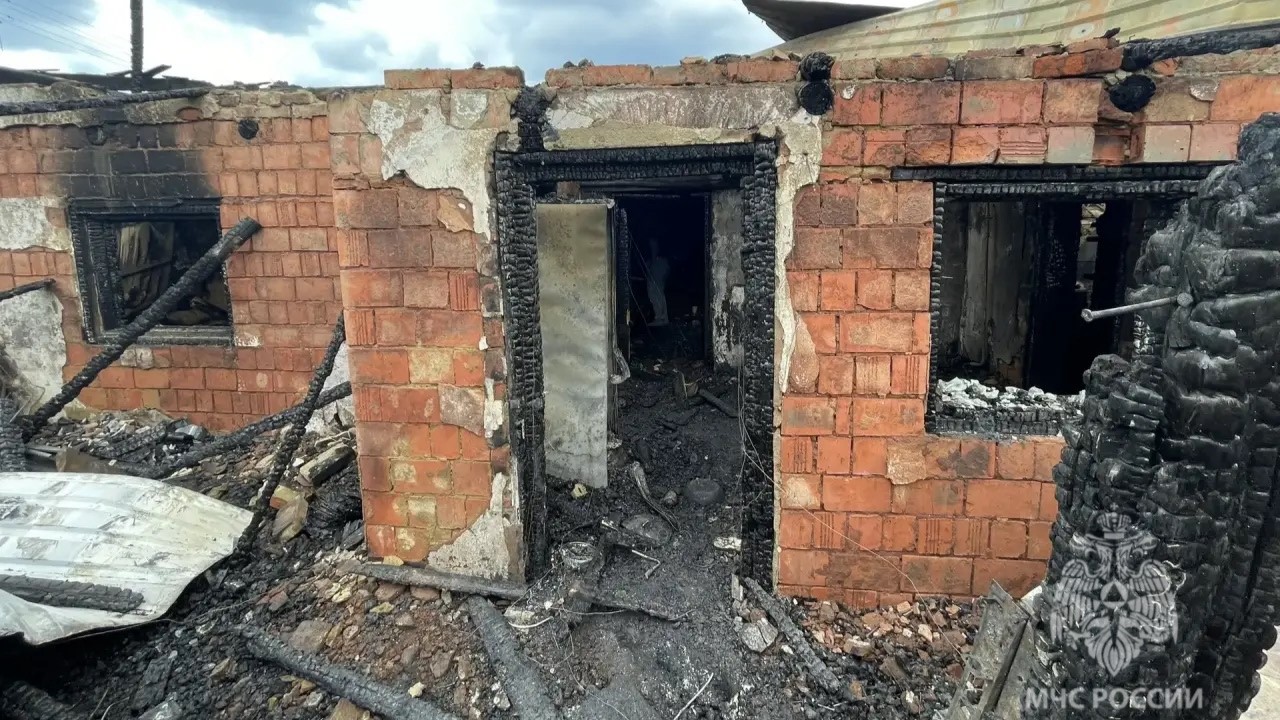 В Левже сгорел жилой дом