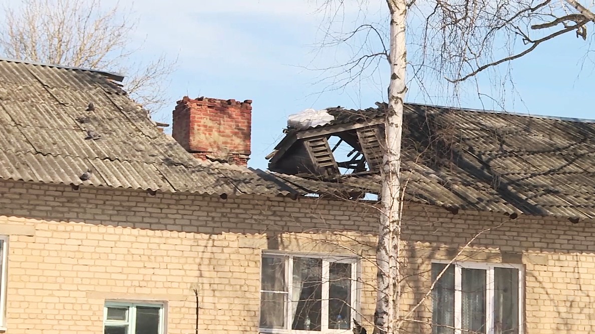 В Саранске инвалиды из дома с рухнувшей крышей любуются небом сквозь дыру в потолке