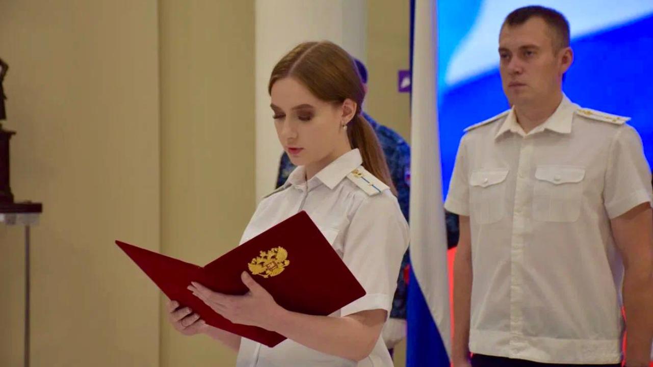 Судебные приставы приняли присягу в канун Дня России Судебные приставы приняли присягу в канун Дня России