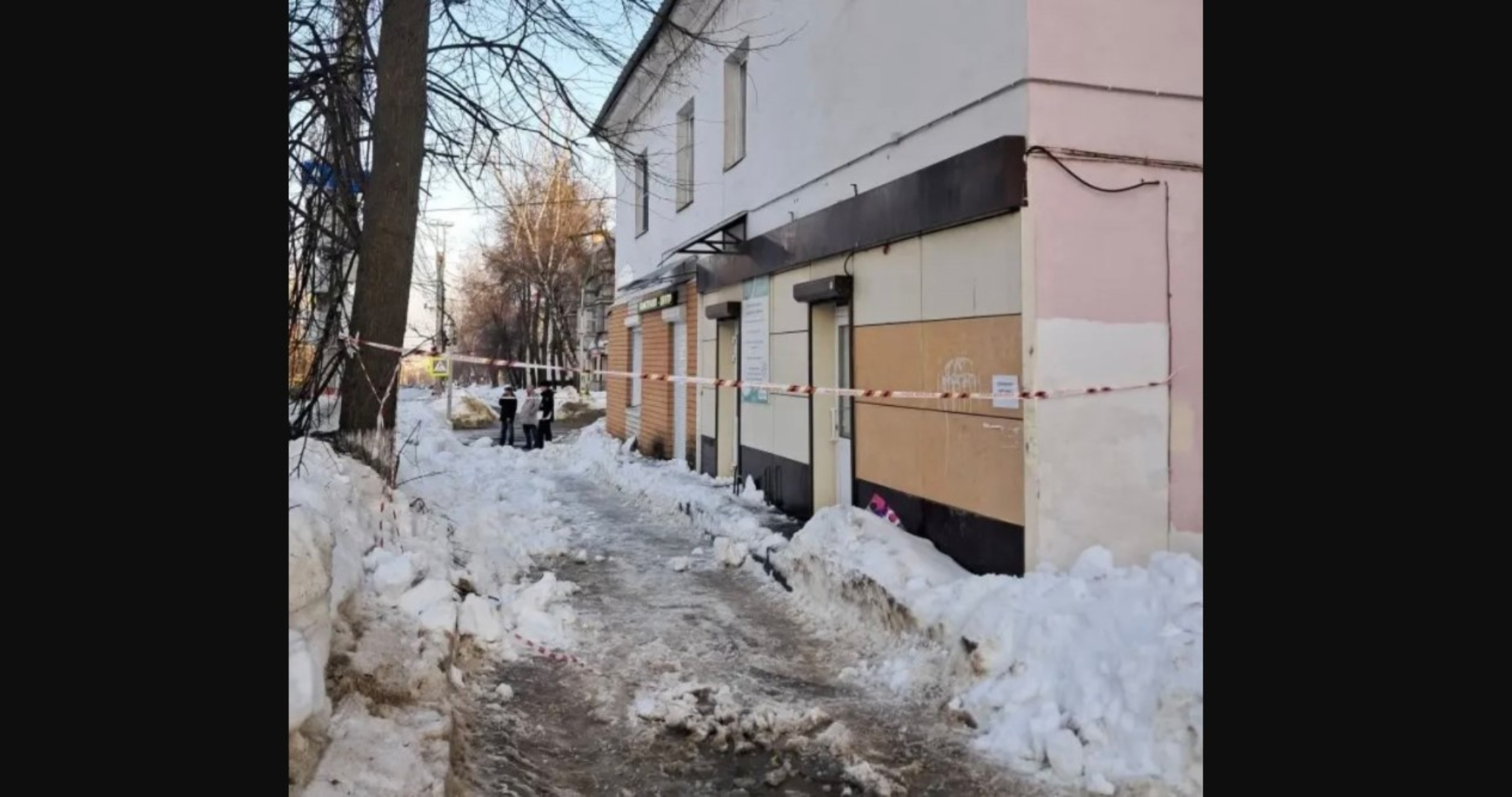 Двух женщин в Мордовии завалило снегом с крыши многоквартирного дома 