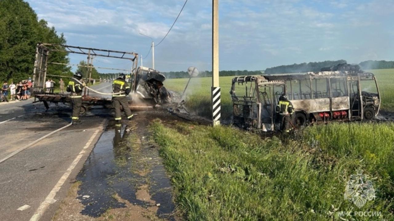 В Мордовии после столкновения загорелись автобус и фургон В Мордовии после столкновения загорелись автобус и фургон
