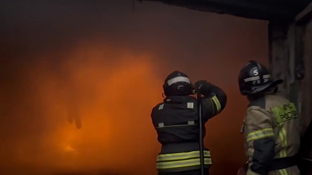 В Саранске горящий гараж тушили семь пожарных машин