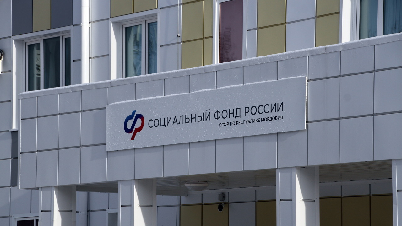 Плохо видящим жителям Мордовии выдали сотни видеоувеличителей и устройств для книг 