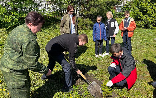 В школах Мордовии по итогам премии Экология - дело каждого» посадили деревья