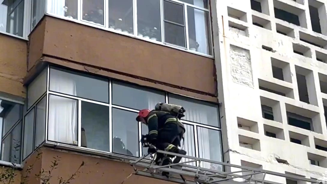 Пожарные через окно разбудили уснувшего жителя Саранска