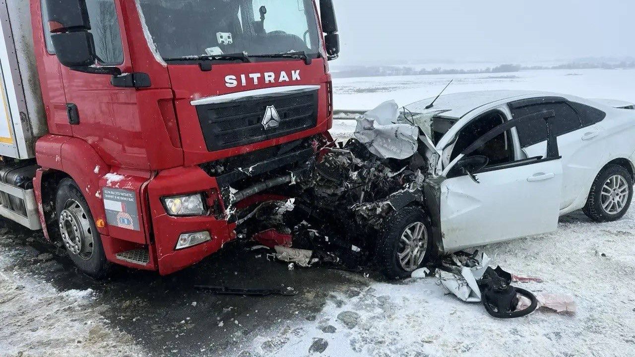 В Мордовии «Веста» влетела под фуру