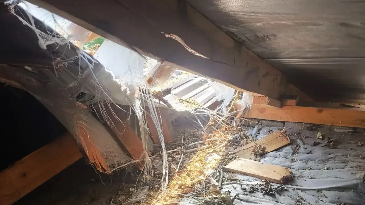 В Плодопитомническом сельчане живут с дырой в крыше