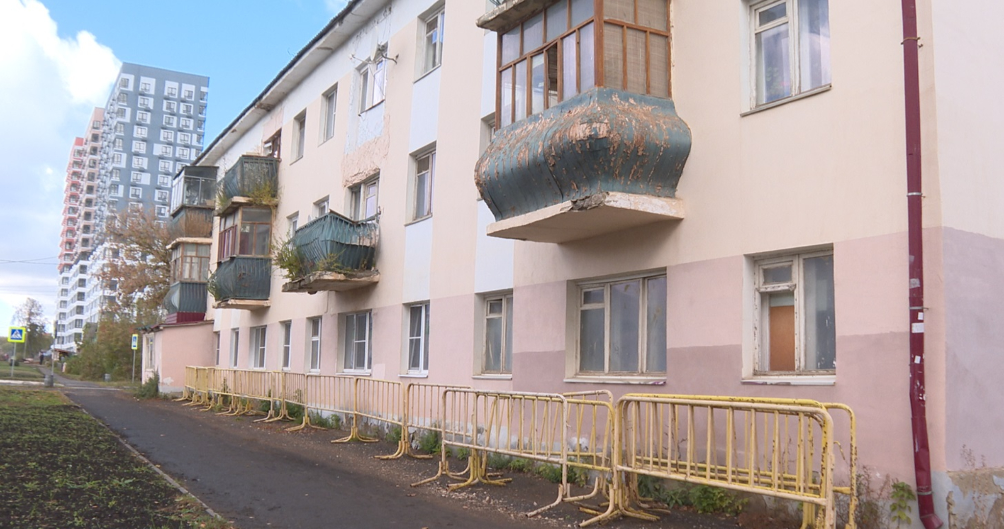 Жители аварийного дома в Саранске боятся, что их переселят в общежитие с алкашами 