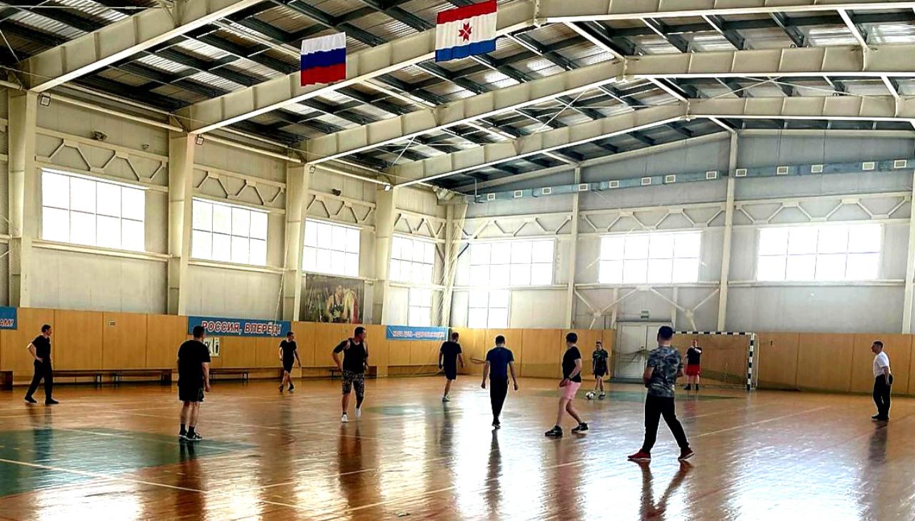 Сотрудники УФСИН сыграли с осужденными в футбол Сотрудники УФСИН сыграли с осужденными в футбол