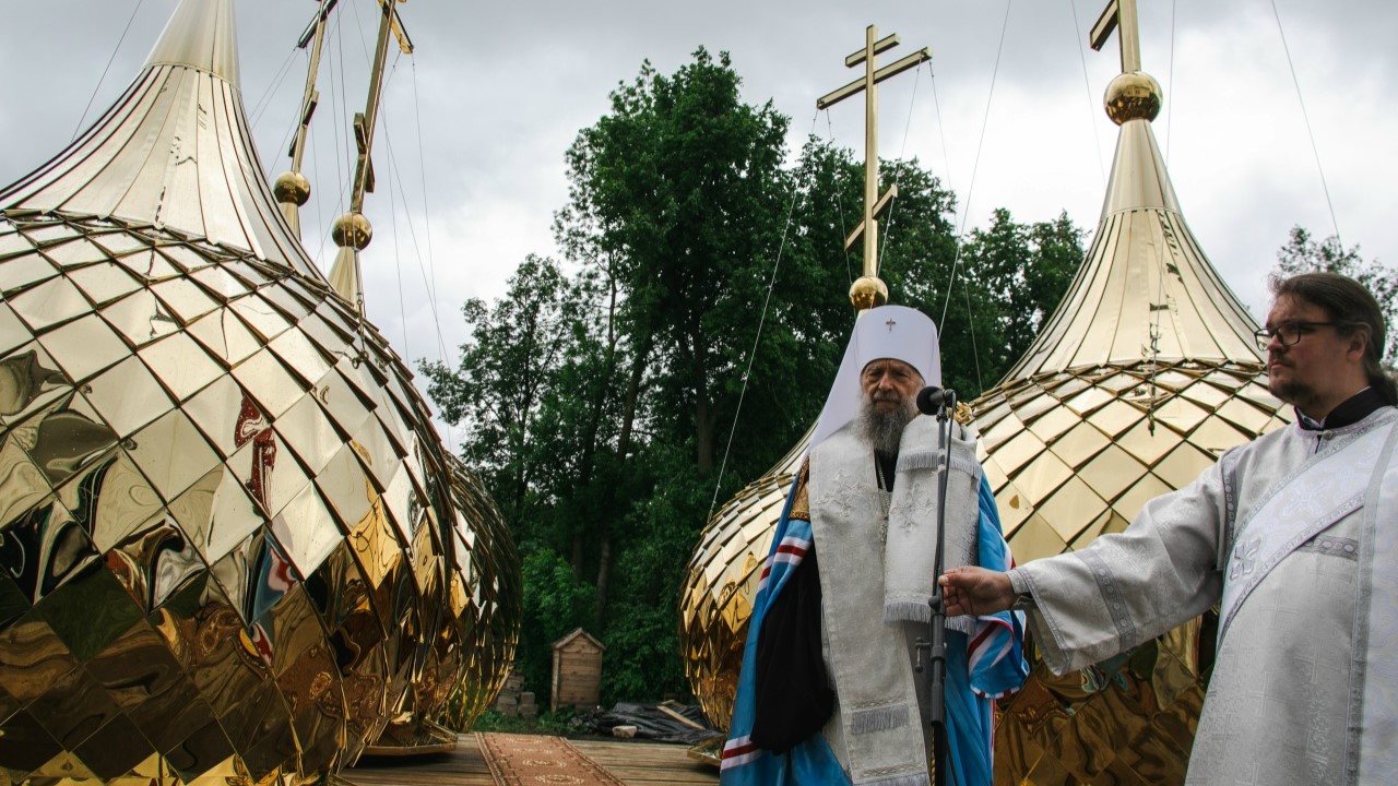 В Сузгарье освятили кресты и купола на старинный восстанавливаемый храм