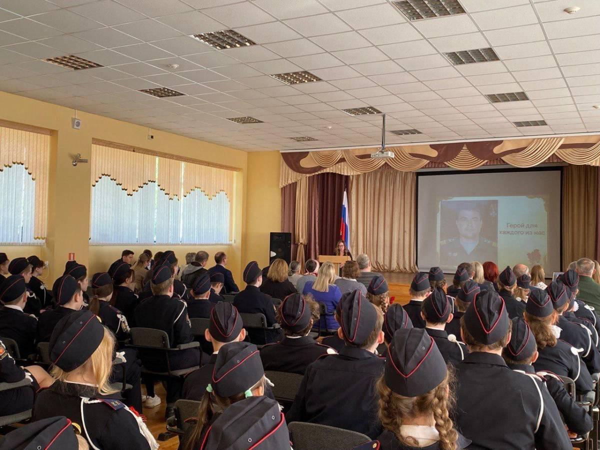  «Парту Героя» в честь погибшего в СВО открыли в саранской гимназии