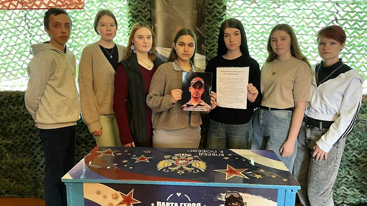 В Инсарском аграрном техникуме открыли парту Героя