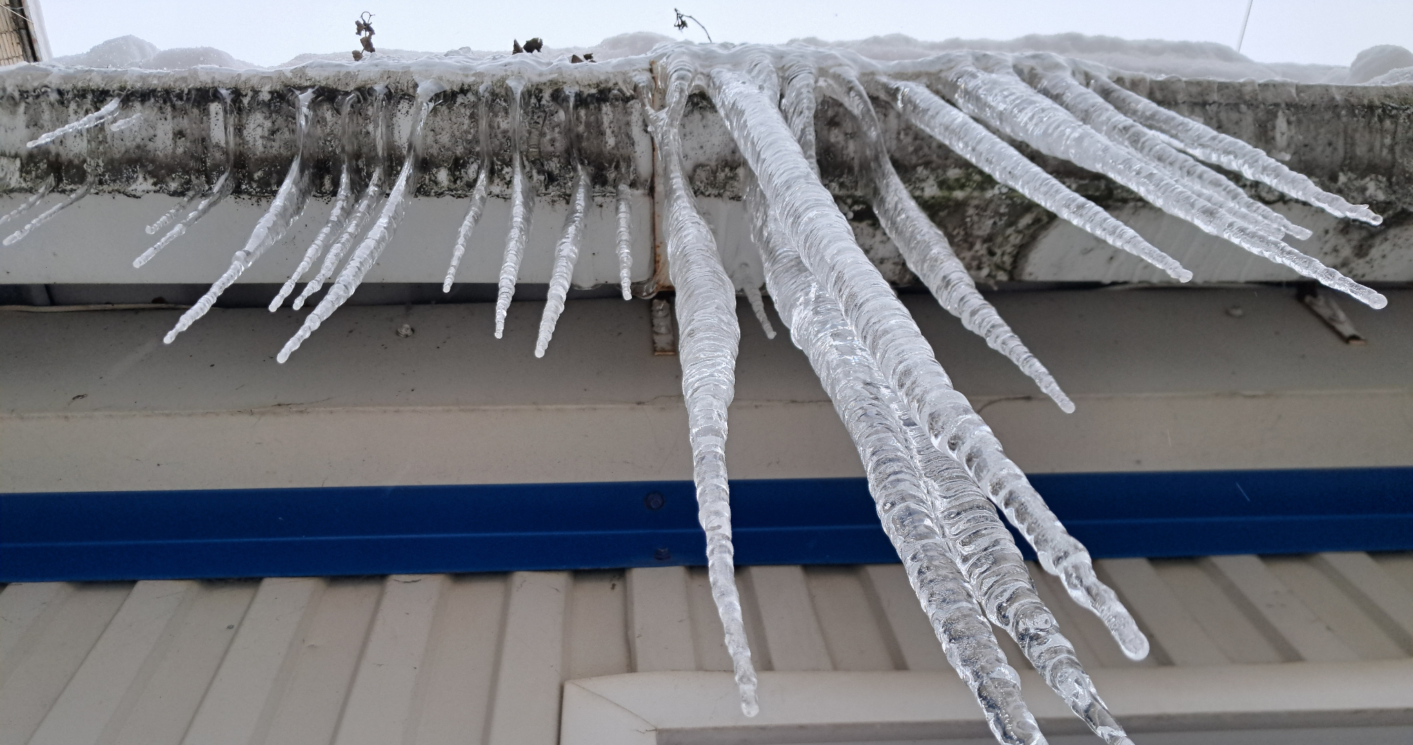 Глыба льда с самодельного навеса убила ребёнка 