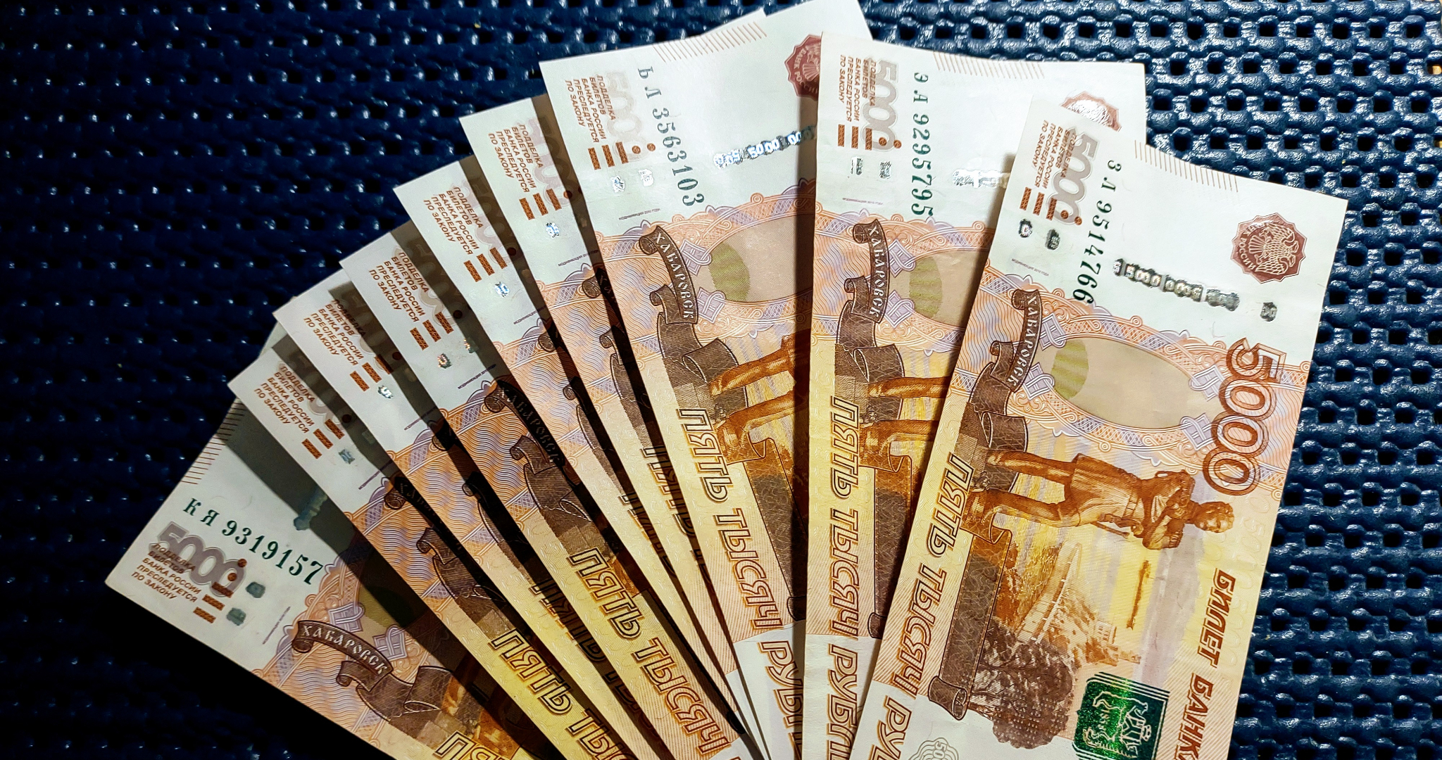 Фальшивомонетчики в России перешли с рублей на доллары 