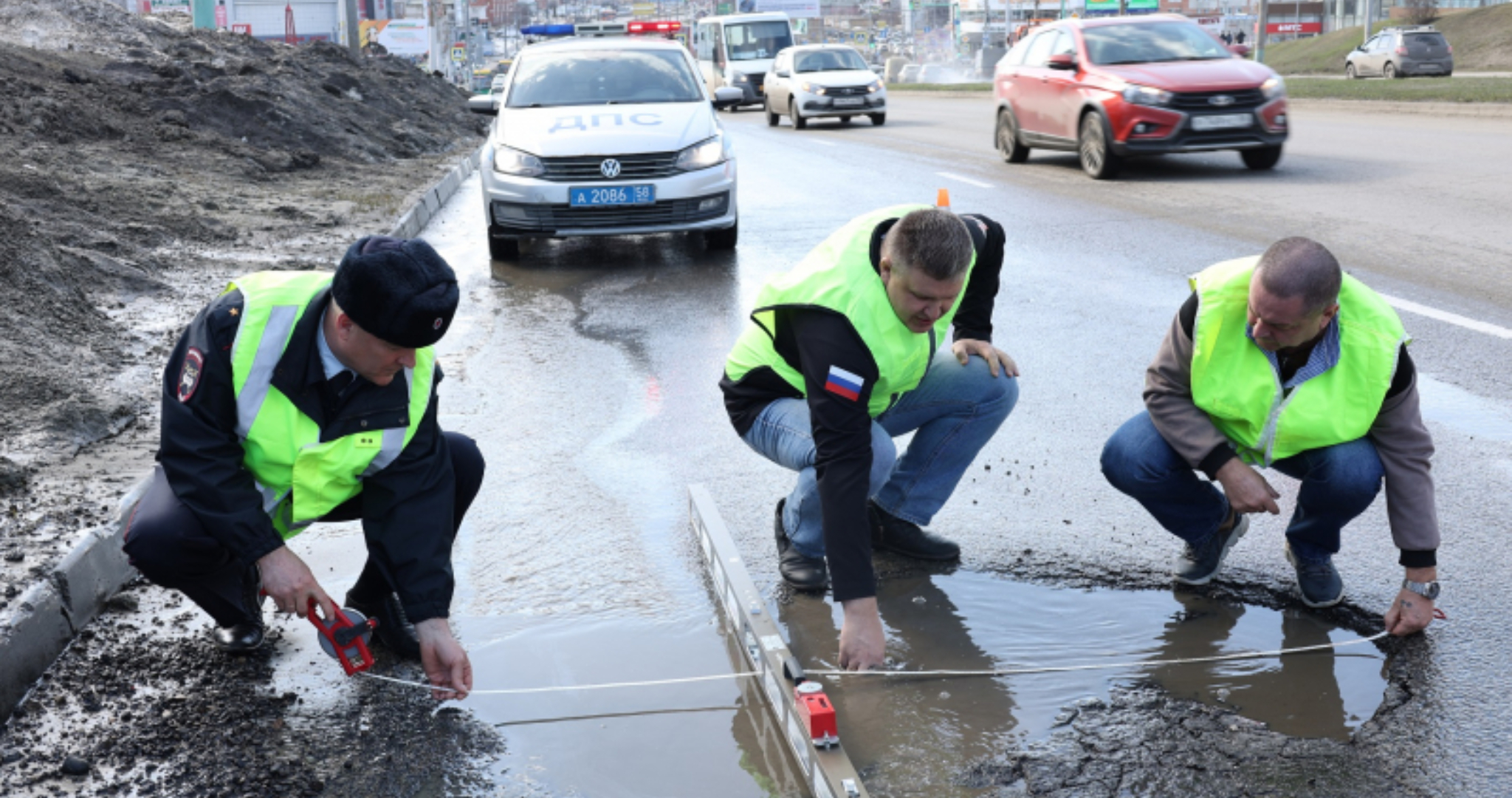Общественники и полицейские подсчитали ямы на дорогах 