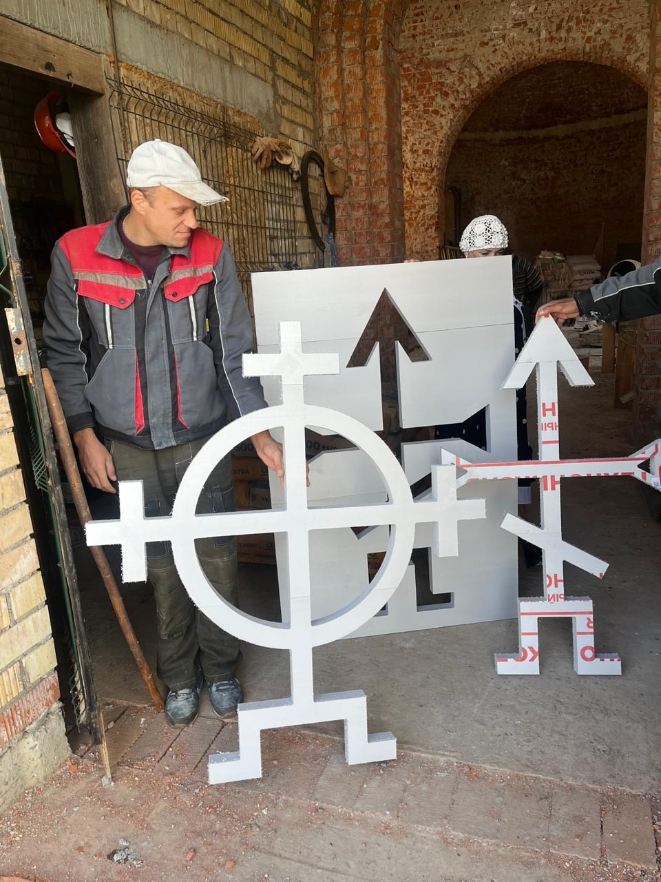В Спасский храм Саранска привезли шаблоны для закладных крестов В Спасский храм Саранска привезли шаблоны для закладных крестов