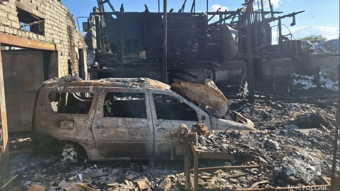 В Мордовии огонь уничтожил жилой дом, гараж и автомобиль
