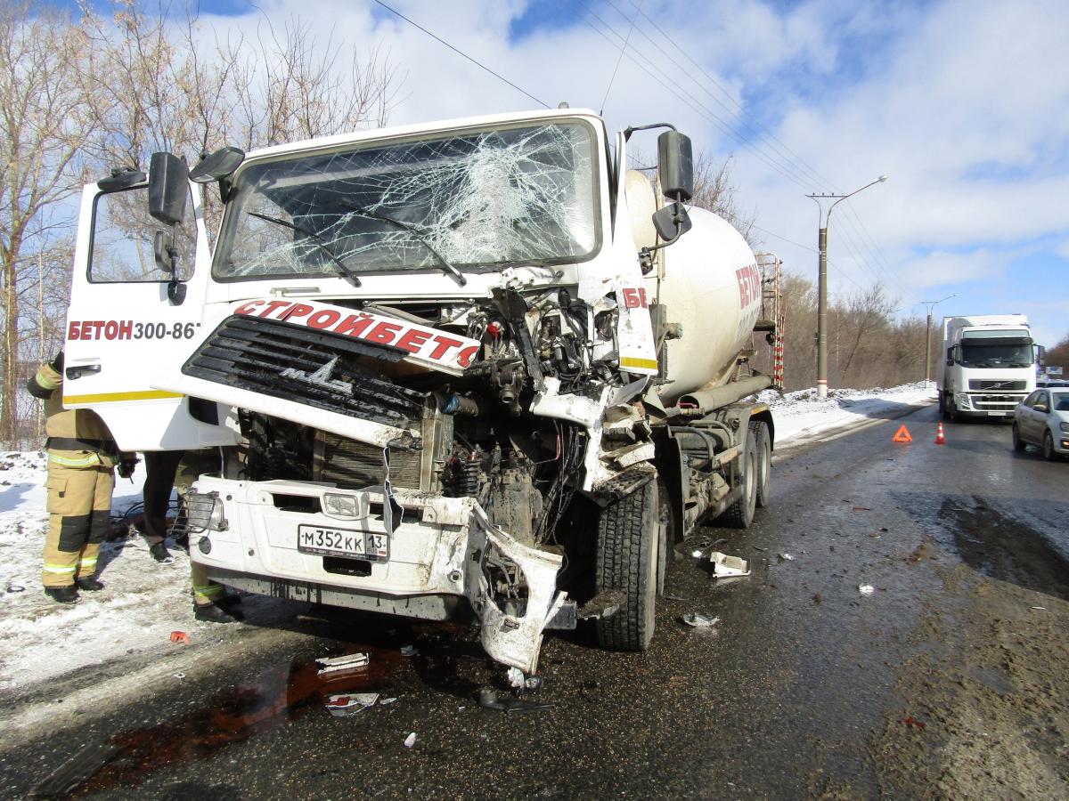 Водитель бетономешалки «догнал» грузовик в Саранске и попал в больницу  