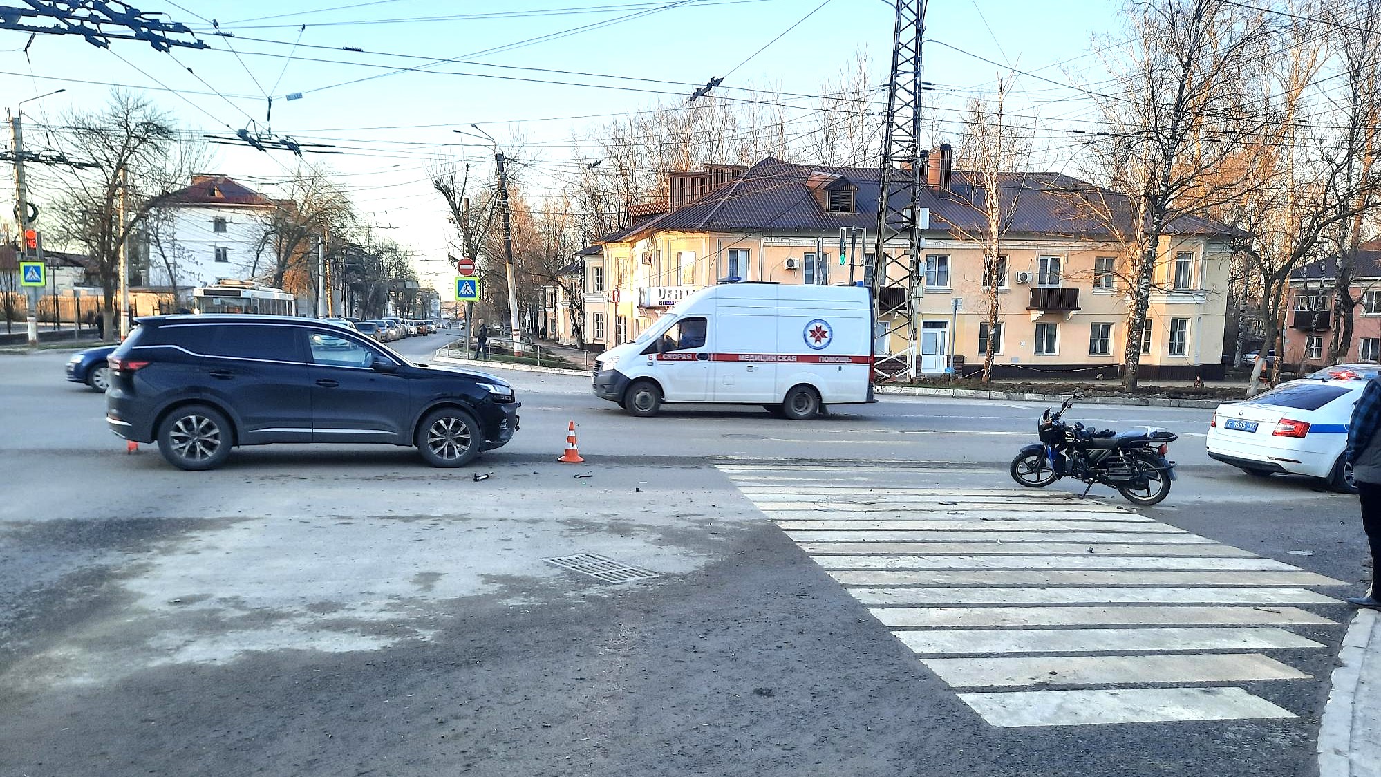 Сезон открыт: в Саранске мопед не пропустил легковушку