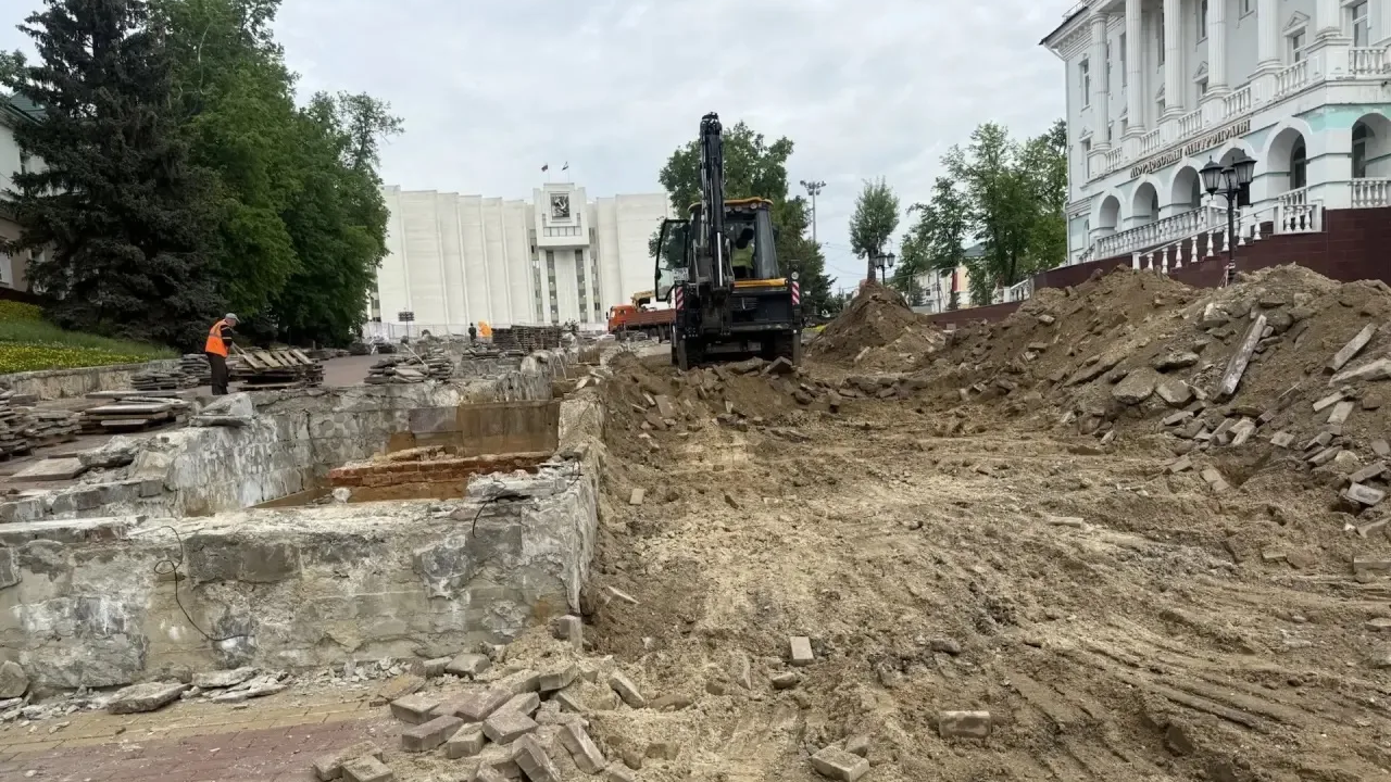 В Саранске на фонтанном спуске идёт демонтаж брусчатки