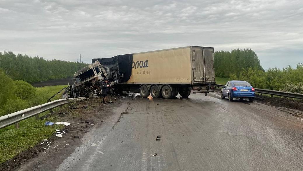 Четверо погибли в огненном ДТП на трассе в Мордовии Четверо погибли в огненном ДТП на трассе в Мордовии