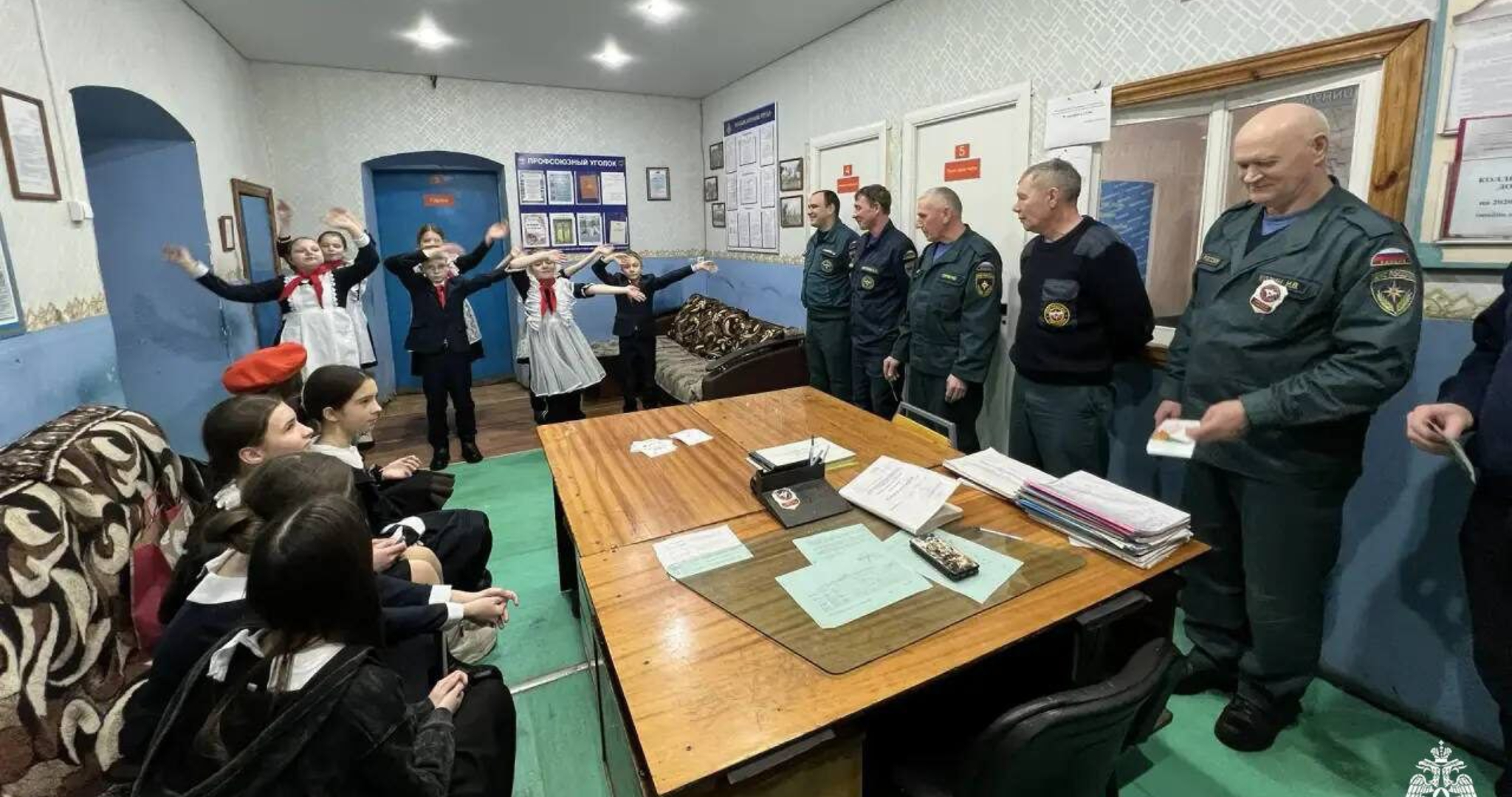 Школьники в Мордовии поздравили пожарных с праздником 