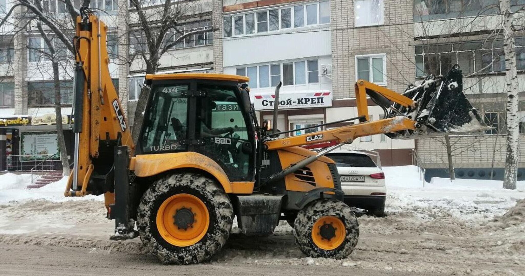 На борьбу со снегом в Саранске вышли больше тысячи человек 