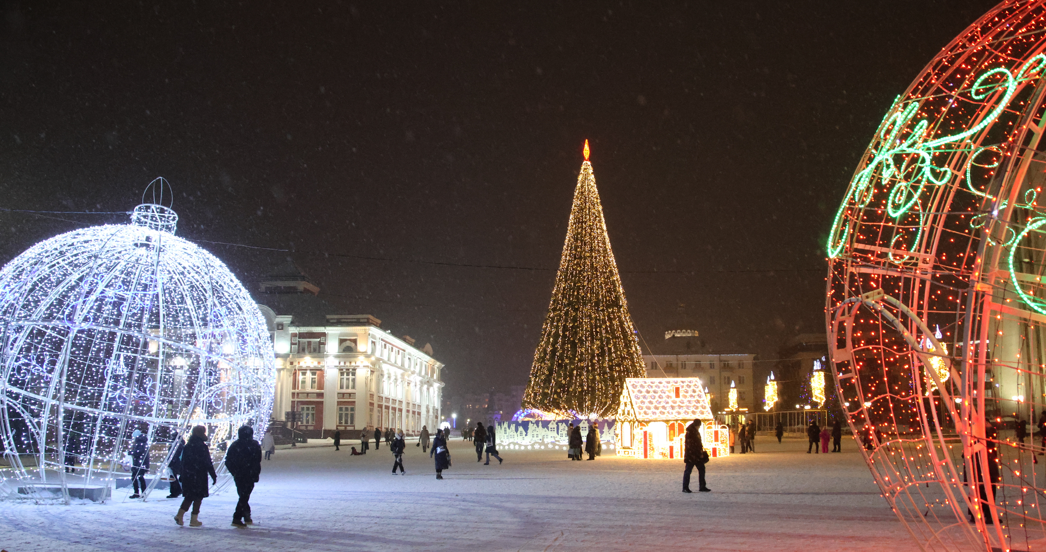 До открытия главной ёлки Саранска осталось всего несколько часов 