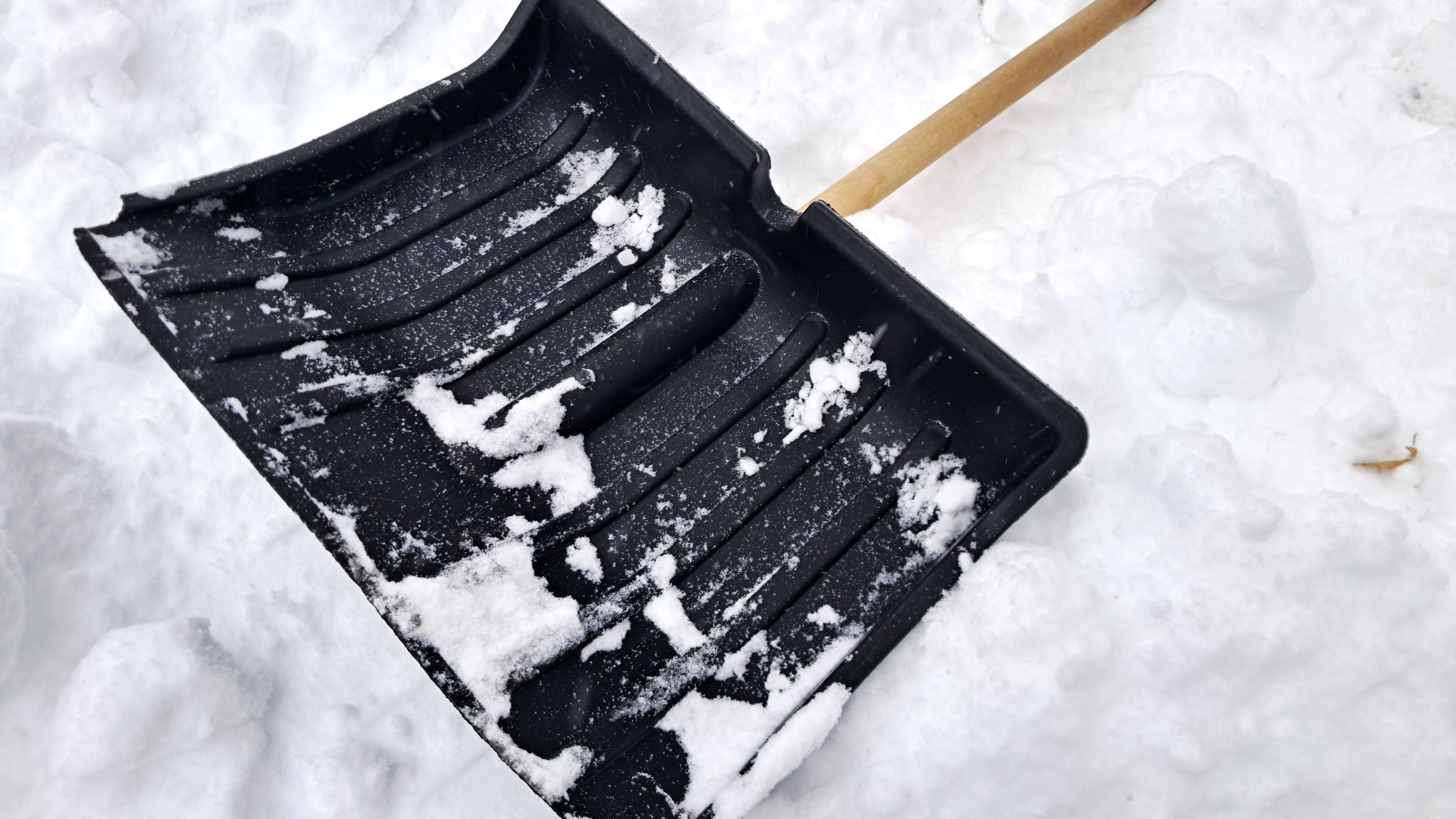 В Мордовии 91-летний дедушка чистил дорогу для ехавшей к нему скорой