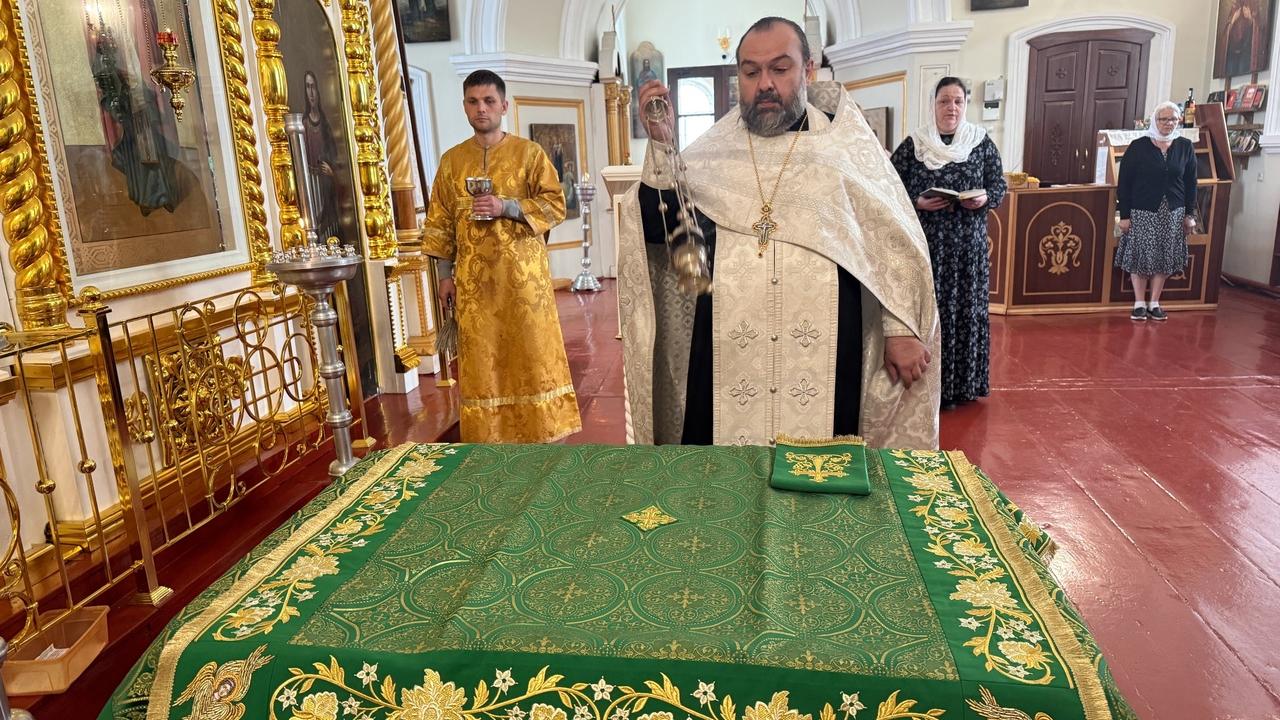 В Свято-Троицком храме - новые вышитые покровы В Свято-Троицком храме - новые вышитые покровы