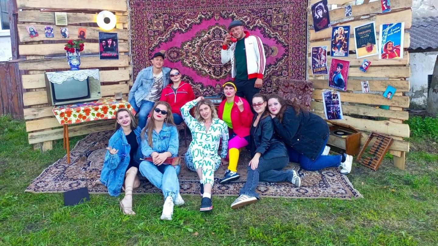На дискотеку 90-х в ардатовское Каласево съехались почти 300 человек