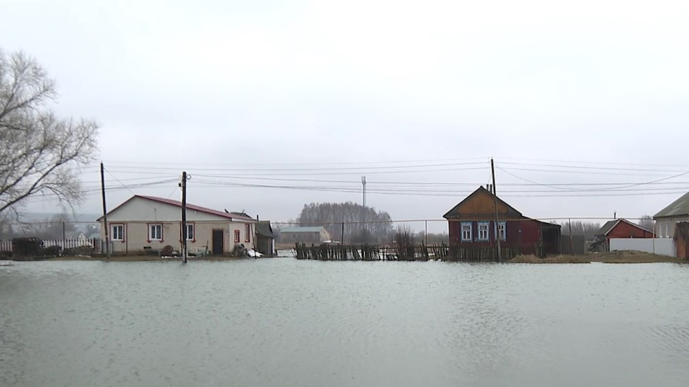 В Атяшеве вода окружила школу и церковь