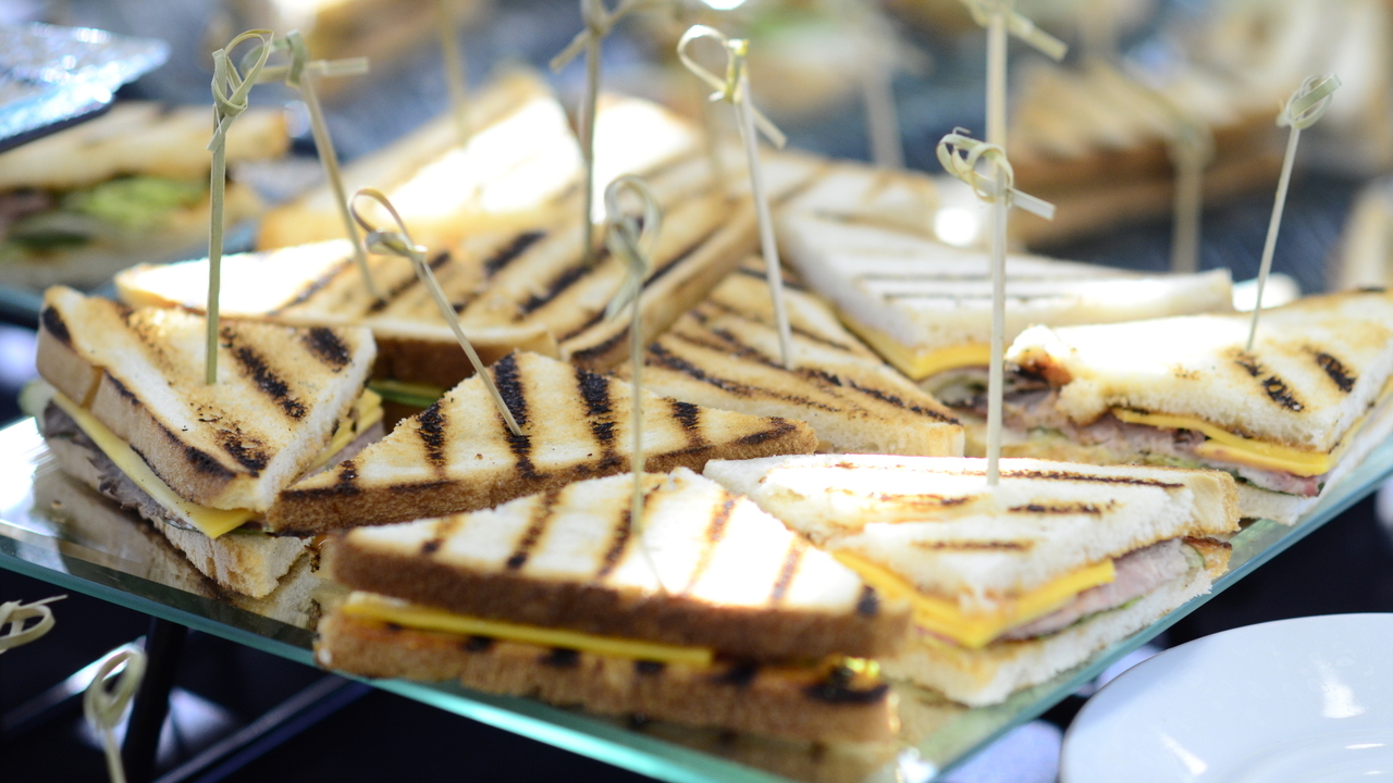 Можно ли есть на рабочем месте: ответ эксперта Роскачества 