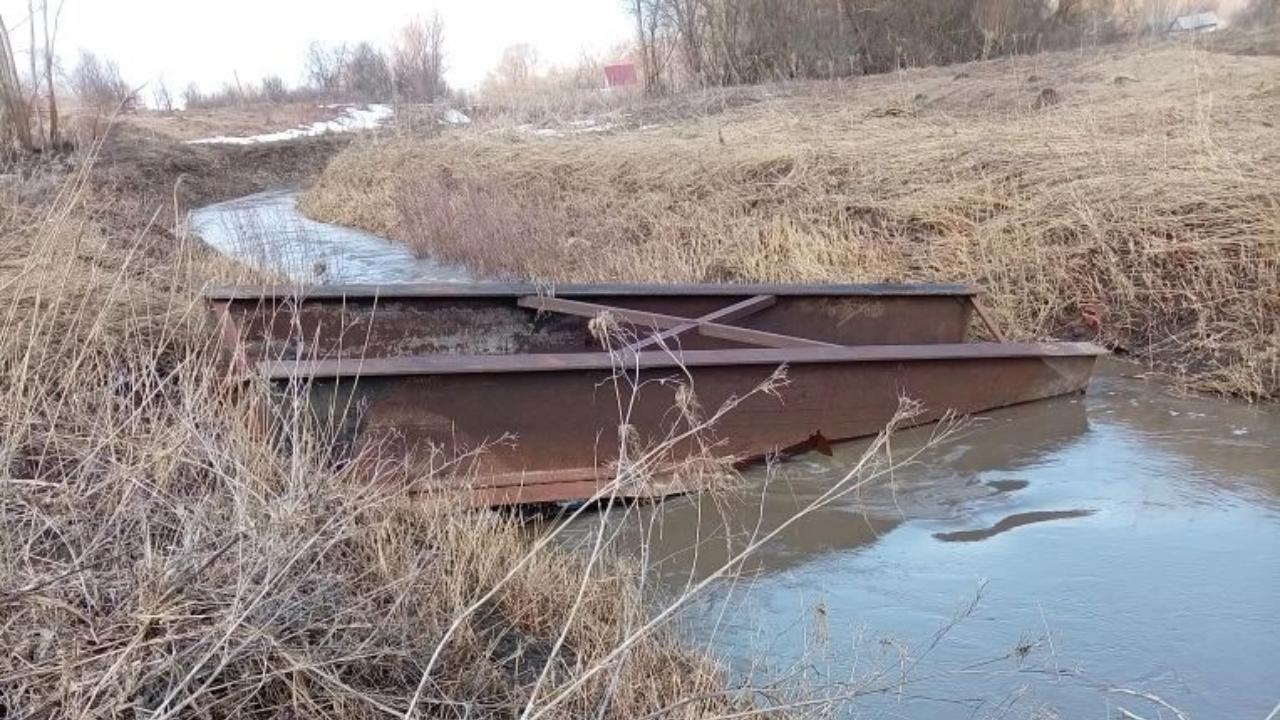 Из-за уплывшего моста целая улица в Ладе отрезана от большой земли