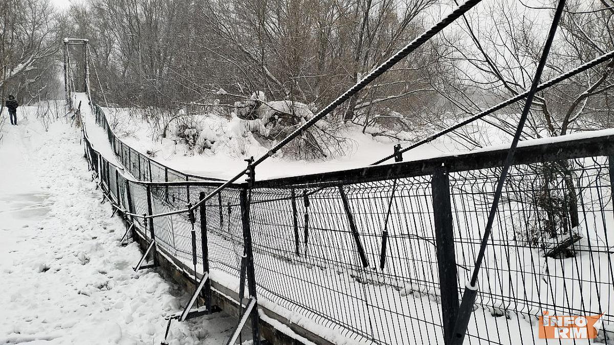 В Саранске закрыли пешеходный мост через Инсар