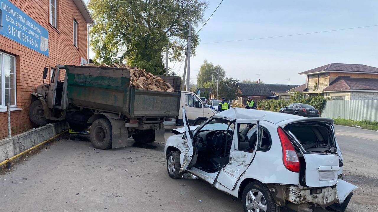 «ЗИЛ» с дровами из-за «Калины» сбил пешехода и врезался в магазин пиломатериалов  «ЗИЛ» с дровами из-за «Калины» сбил пешехода и врезался в магазин пиломатериалов