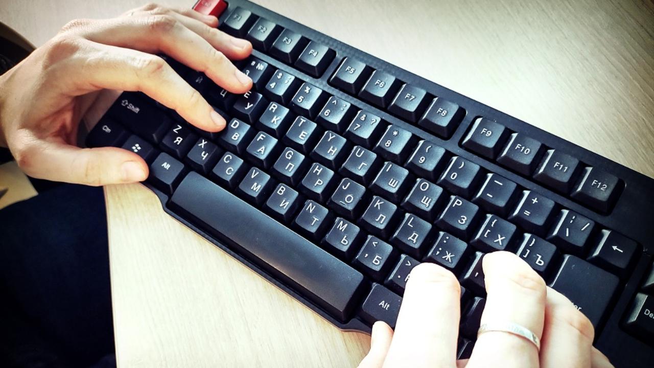 Россиян предупредили об опасности новогодних открыток в мессенджерах